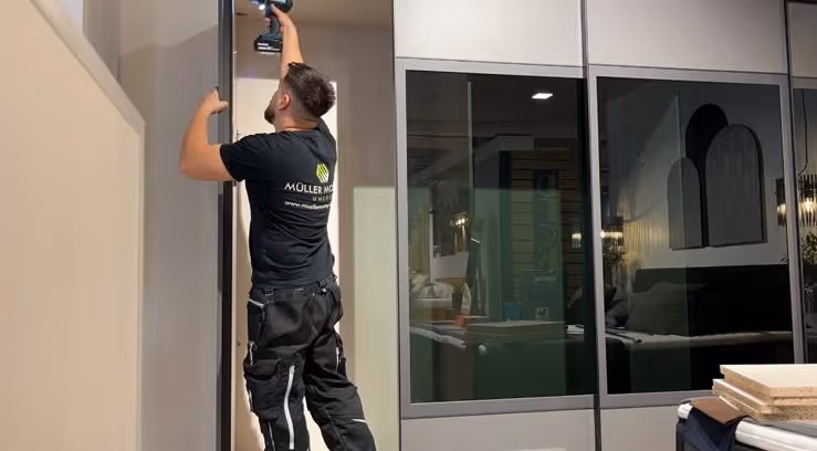 Müller Moving Mitarbeiter bei der Möbelmontage