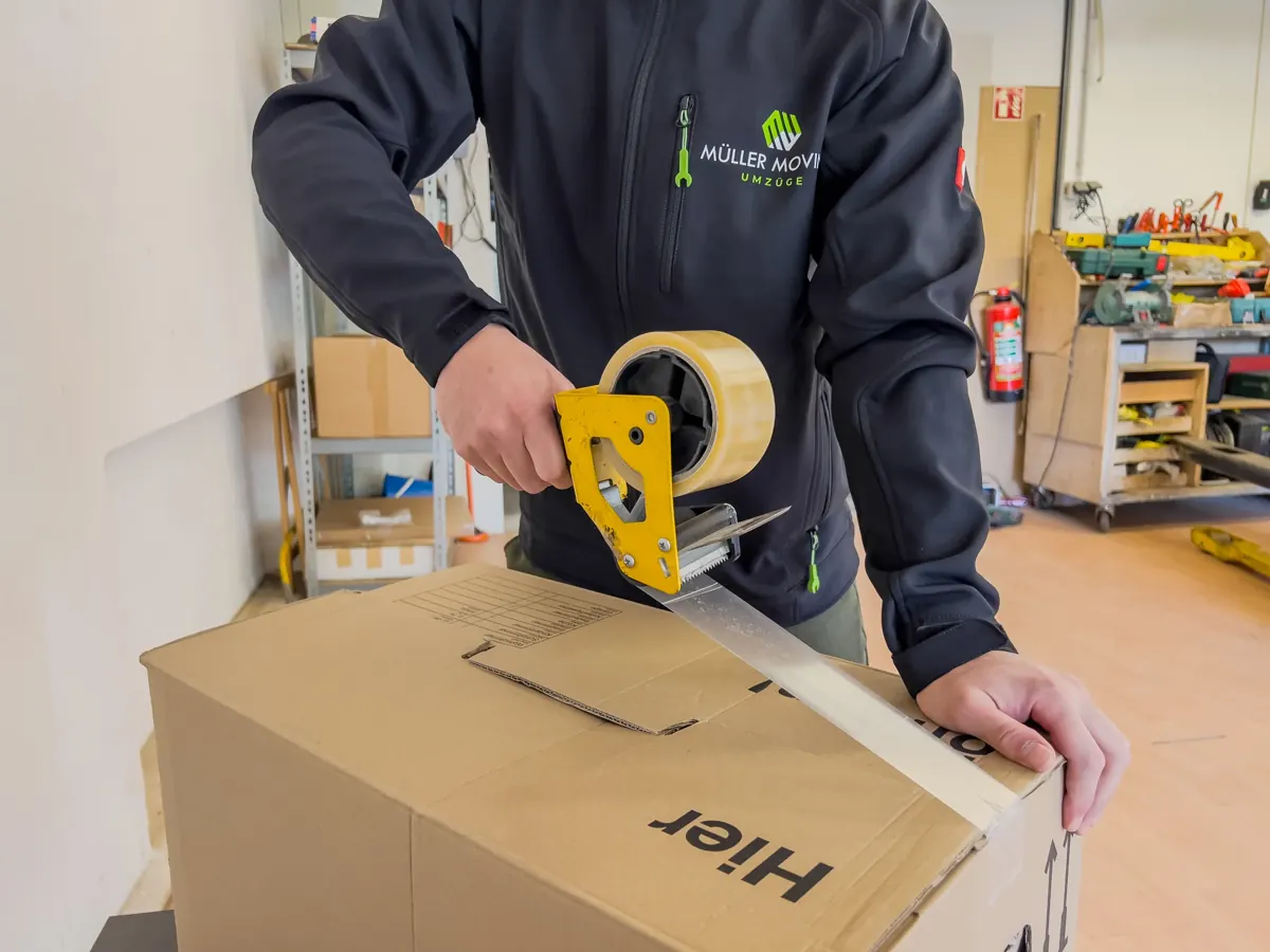 Müller Moving Mitarbeiter beim sorgfältigen Einpacken