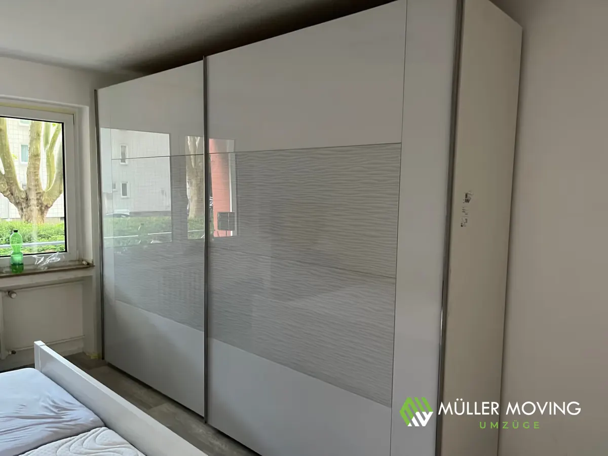 Montierter Schwebetürenschrank aus der Arbeit von Müller Moving
